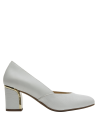 Zapato de taco bloque blanco de cuero, combina altura y estabilidad con estilo moderno.
