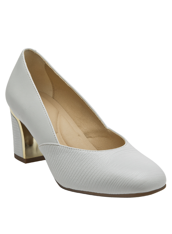 Elegante zapato blanco de cuero para mujer, ideal para oficina o eventos formales.