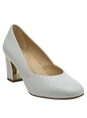 Elegante zapato blanco de cuero para mujer, ideal para oficina o eventos formales.