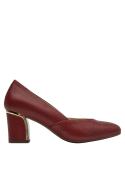 Combinación de zapato de cuero rojo con taco bloque y punta redonda, estilo formal femenino.