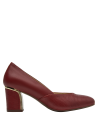 Combinación de zapato de cuero rojo con taco bloque y punta redonda, estilo formal femenino.