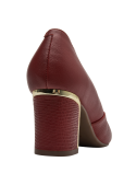 Vista del acabado liso del zapato de salón rojo en cuero con taco ancho para estabilidad.