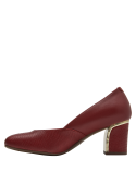 Detalle del taco bloque de 6,5 cm en zapato de cuero rojo, estilo formal para mujer.