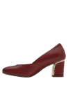 Detalle del taco bloque de 6,5 cm en zapato de cuero rojo, estilo formal para mujer.
