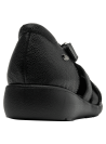Sandalia negra de cuero minimalista con punta cuadrada y taco plano para mujer.