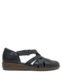 Sandalia azul de cuero para mujer, estilo urbano con taco plano, adecuada para uso diario.