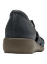 Sandalia azul de cuero para mujer con punta cuadrada y taco plano, ideal para estilo casual.