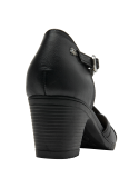 Elegante zapato de cuero negro para mujer, con diseño atemporal y versátil, adecuado para diversos estilos.