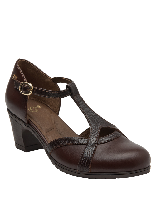 Diseño atemporal en zapato de cuero café, perfecto para combinar con jeans y blazer.
