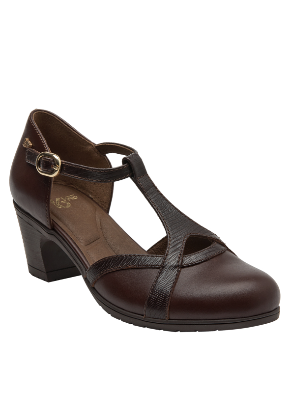 Diseño atemporal en zapato de cuero café, perfecto para combinar con jeans y blazer.