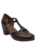 Diseño atemporal en zapato de cuero café, perfecto para combinar con jeans y blazer.