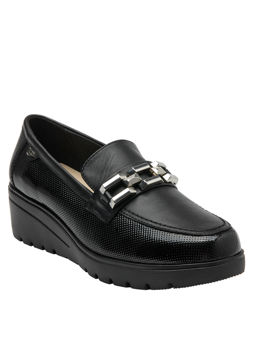 Mocasín de cuero negro para mujer, ideal para un look urbano-elegante.