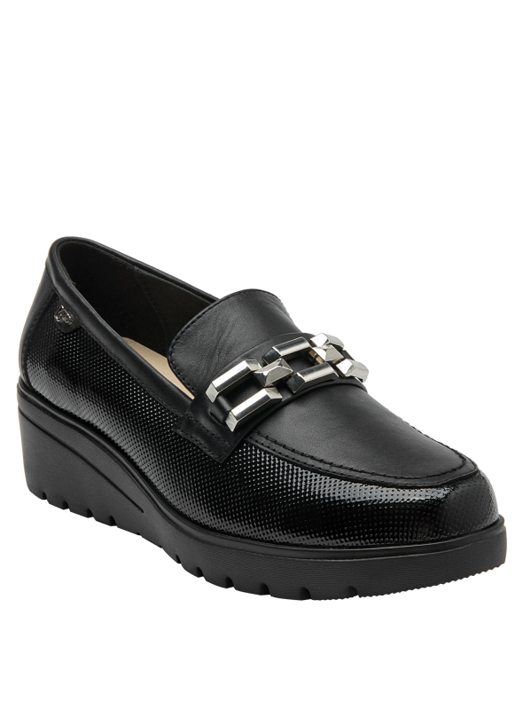 Mocasín de cuero negro para mujer, ideal para un look urbano-elegante.
