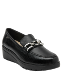 Mocasín de cuero negro para mujer, ideal para un look urbano-elegante.