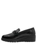 Silueta limpia y elegante de mocasín negro de cuero para mujer.