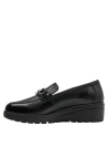 Silueta limpia y elegante de mocasín negro de cuero para mujer.