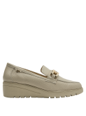 Mocasín versátil de cuero beige, eleva el estilo urbano con su diseño elegante.