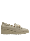 Mocasín versátil de cuero beige, eleva el estilo urbano con su diseño elegante.