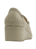 Mocasín de cuero beige para mujer, estilo casual, con punta redonda y taco cuña de 5 cm.