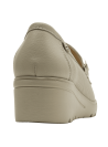 Mocasín de cuero beige para mujer, estilo casual, con punta redonda y taco cuña de 5 cm.