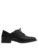 Oxford negro de cuero, perfecto para combinar con jeans o falda midi.
