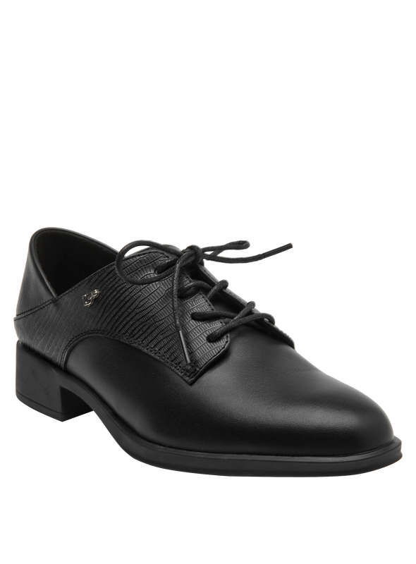 Zapato de cuero negro con taco bloque, ideal para estilos casuales versátiles.