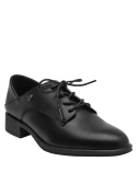 Zapato de cuero negro con taco bloque, ideal para estilos casuales versátiles.