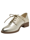 Elegante zapato dorado de cuero para mujer, estilo oxford casual, con diseño minimalista.