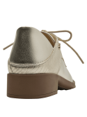Zapato oxford de cuero dorado para mujer con taco bloque de 2.5 cm y punta redonda.