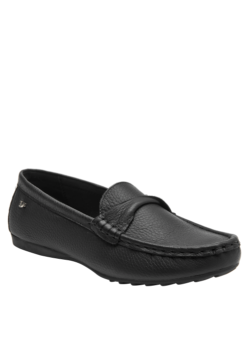 Elegante mocasín de cuero negro para mujer, combina con jeans o falda midi.