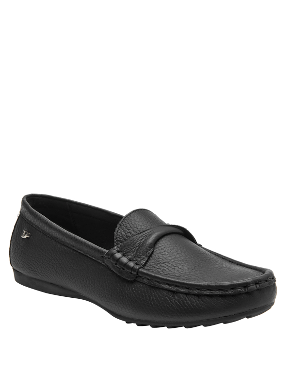 Elegante mocasín de cuero negro para mujer, combina con jeans o falda midi.