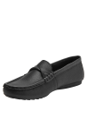 Mocasín clásico de cuero negro, acabado liso, adaptable a looks formales y casuales.