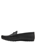 Detalle del mocasín negro de cuero, con forro de microfibra y taco plano de 1.5 cm.