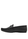 Detalle del mocasín negro de cuero, con forro de microfibra y taco plano de 1.5 cm.