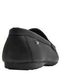 Mocasín de cuero negro para mujer, diseño sin cordones y punta redonda, ideal para estilo casual.
