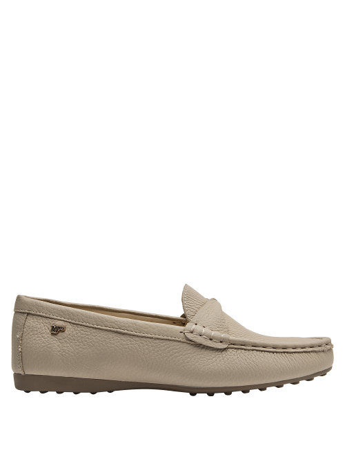 Mocasín de cuero beige con forro de microfibra suave para mayor confort.