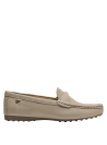 Zapato casual beige de cuero con suela de bajo perfil para uso diario.