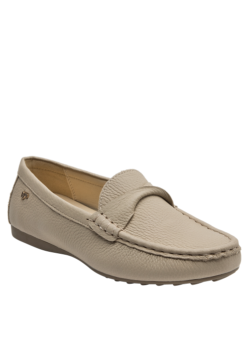 Mocasín de cuero beige con forro de microfibra suave para mayor confort.