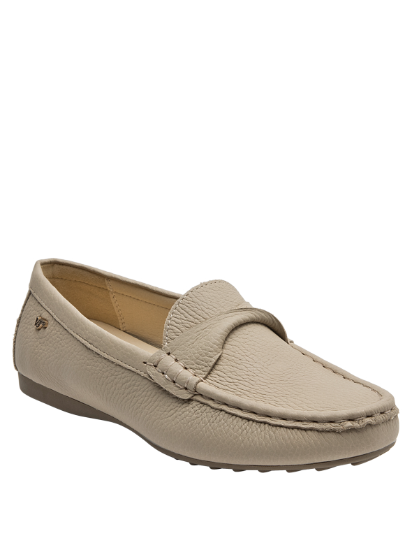 Mocasín de cuero beige con forro de microfibra suave para mayor confort.