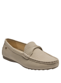 Mocasín de cuero beige con forro de microfibra suave para mayor confort.