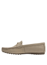 Mocasín beige de cuero con costuras finas y terminaciones prolijas.