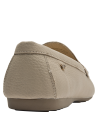 Mocasín de cuero beige para mujer con diseño clásico y punta redonda.