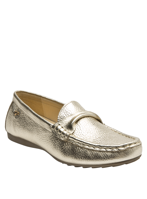 Elegante mocasín en cuero dorado con forro de microfibra suave.