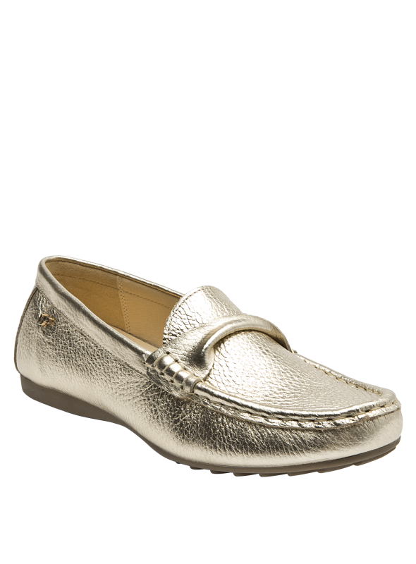 Elegante mocasín en cuero dorado con forro de microfibra suave.