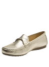 Mocasín dorado de cuero para mujer, ideal para estilo casual urbano.