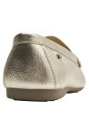 Mocasín de cuero dorado para mujer con taco plano y silueta clásica.