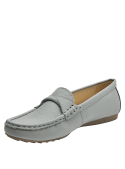 Mocasín celeste de cuero con diseño clásico y perfil ligero para looks casuales.