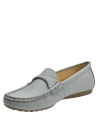 Mocasín celeste de cuero con diseño clásico y perfil ligero para looks casuales.