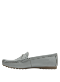 Silueta minimalista de mocasín de cuero celeste con suela delgada.