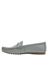 Silueta minimalista de mocasín de cuero celeste con suela delgada.
